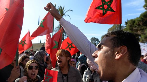 Manifestantes marroques protestaban el martes ante la embajada de Francia en Rabat. / F. S. (AFP)